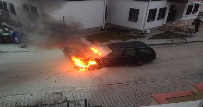 Çalışır halde bırakılan otomobil alev alev yandı