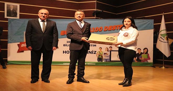 Cumhurbaşkanı Yardımcısı Fuat Oktay, öğrencilere bilgisayar dağıttı
