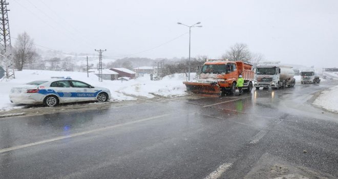 D-100 karayolu Bolu Dağı kesimi kar sebebiyle trafiğe kapatıldı.....