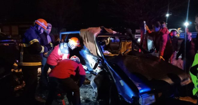 D-100'de seyreden otomobil ile U dönüşü yapmak isteyen otomobil çarpıştı