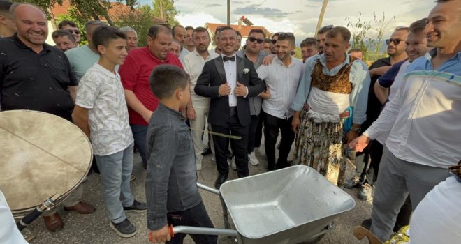 Damadın önünü kesti: ‘El arabasını parayla doldur’
