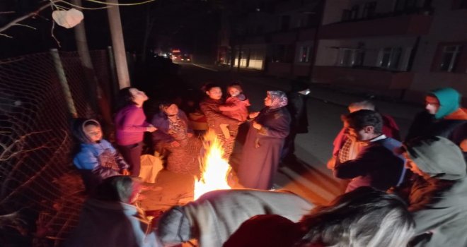 Deprem sonrasında vatandaşlar sokağa çıktı, ısınmak için ateş yaktı