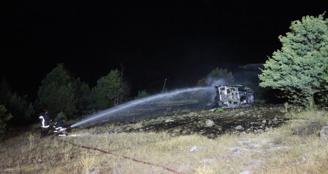 Devrildikten sonra alev topuna dönen tanker'in sürücüsü yaralı kurtuldu