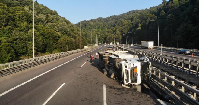 Devrilen tırın kapattığı Bolu Dağı Tüneli İstanbul yönü 4 saatte açıldı