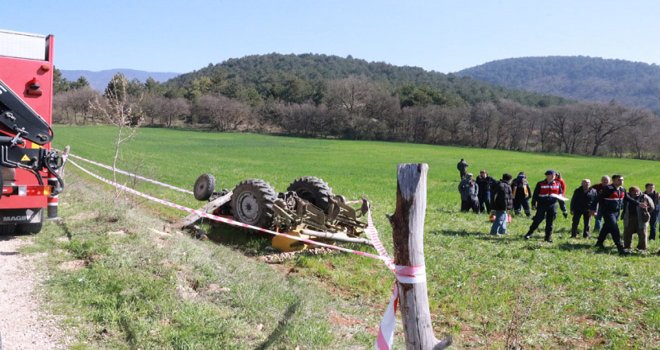 Devrilen traktörün altında kalan sürücü hayatını kaybetti