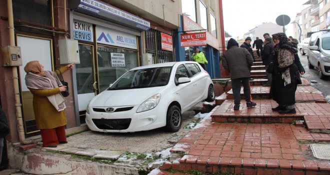 Dik yokuşta kontrolden çıktı, merdivenlerde askıda kaldı