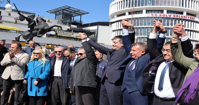 Doç. Dr. Burak Cop, belediye meydanında yüzlerce kişinin katılımıyla milletvekili aday adaylığını açıkladı  