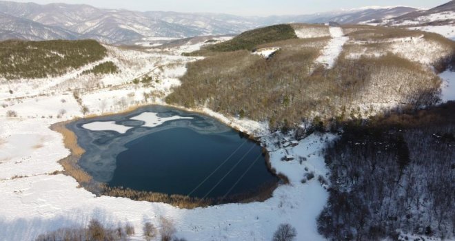 Doğal kaynaklarla beslenen Karamurat Gölü'nden kış manzarası