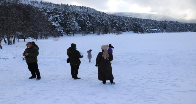Donan gölde tatilcilerin tehlikeli eğlencesi