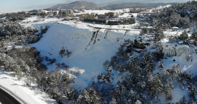 Dondurucu soğuk Akkayalar Travertenleri’nde metrelerce buz sarkıtı oluşturdu