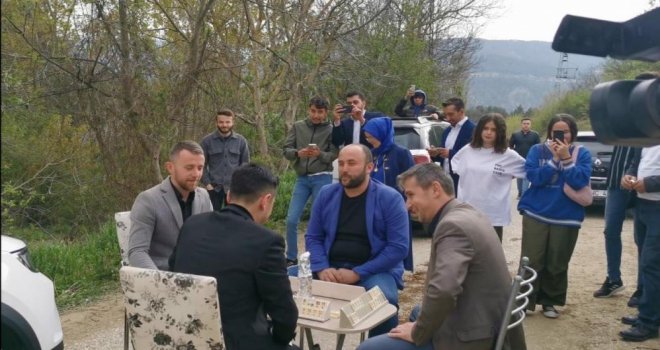 Düğün konvoyunun önünü kestiler, damadı okey masasına oturttular