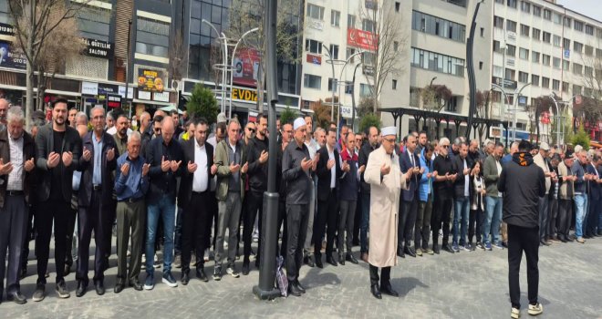 EĞİTİM ŞEHİTLERİ İÇİN GIYABİ CENAZE NAMAZI KILINDI