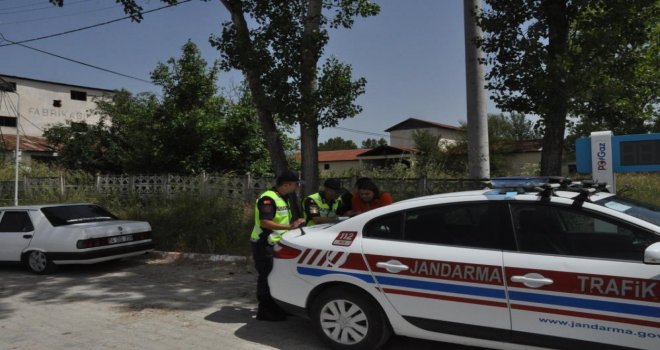 Emniyet kemeri takmadı, cep telefonuyla konuştu: Yolcu olarak araca binen jandarma cezayı kesti