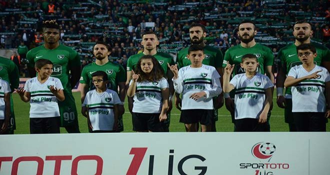 Engelli minikler seremonide İstiklal Marşı’nı işaret diliyle okudu