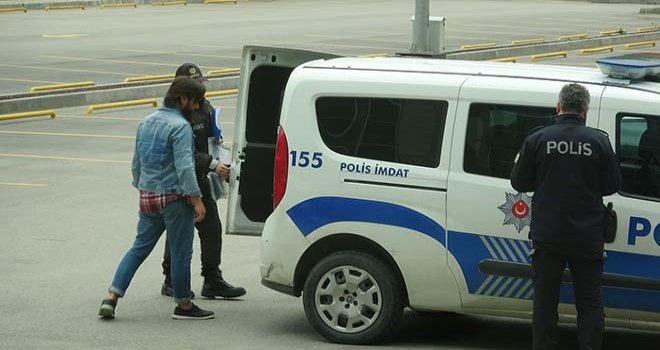 Eski kız arkadaşıyla birlikte 3 kişiyi rehin alarak darp eden üniversite öğrencisi tutuklandı