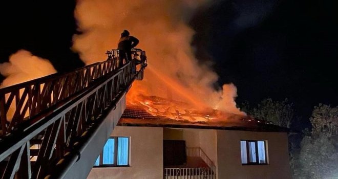 Evin çatısı alev alev yandı.....