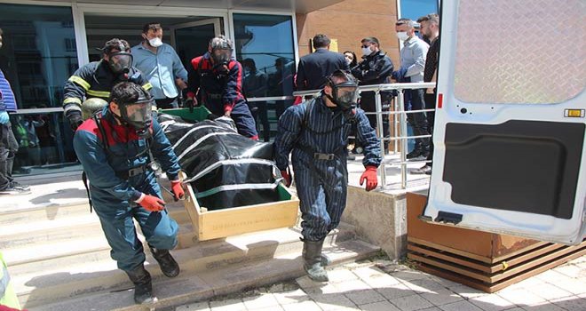 Evinde ölü bulunan yaşlı kadın, özel kıyafetlerle cenaze aracına taşındı