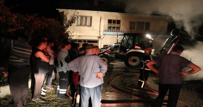 Evlerin arasındaki 2 katlı ahşap odunluk alev alev yandı