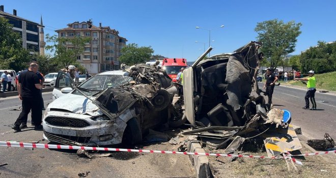 Feci kazada araç ortadan ikiye bölündü: 2 ölü, 3 yaralı