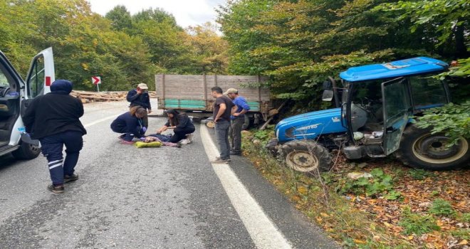 Freni boşalan odun yüklü traktör devrildi: 2 yaralı...
