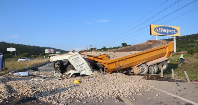 Freni patlayan taş yüklü kamyon D-100 karayoluna uçtu: 2 yaralı