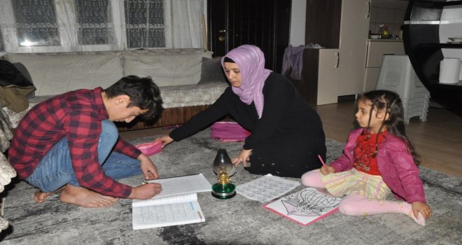 Gaz lambası ışığında ders çalışıyorlar