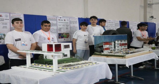Geleceğin bilim insanları projelerini kendi okulunda sergiledi