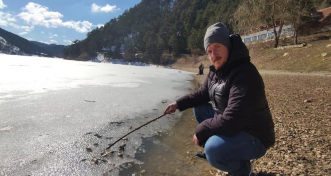 Göldeki buzlar erimeye başlayınca acı manzarayla karşılaştılar