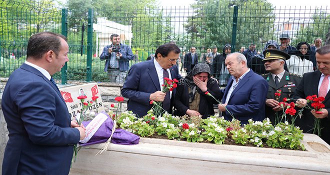 Gözyaşlarını tutamayan anneyi Bolu Valisi Ahmet Ümit teskin etti