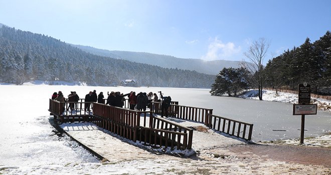 Güneşli havada tatilciler Gölcük Tabiat Parkı’na akın etti