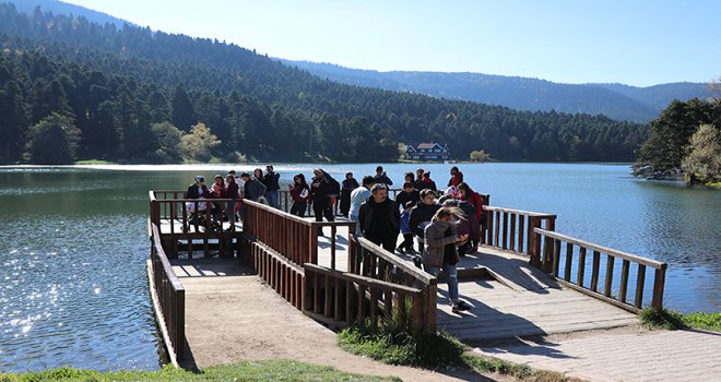 Güneşli havayı fırsat bilen tatilciler Gölcük Tabiat Parkı'nı doldurdu