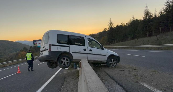 Hafif ticari araç beton bariyerlerde asılı kaldı: 1 yaralı..
