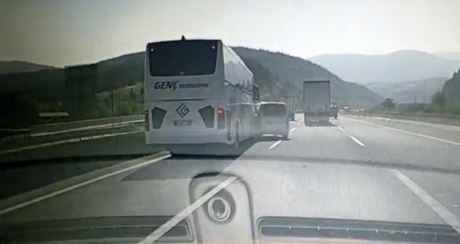 Hafif ticari araç, yolcu otobüsünün önüne savruldu.....