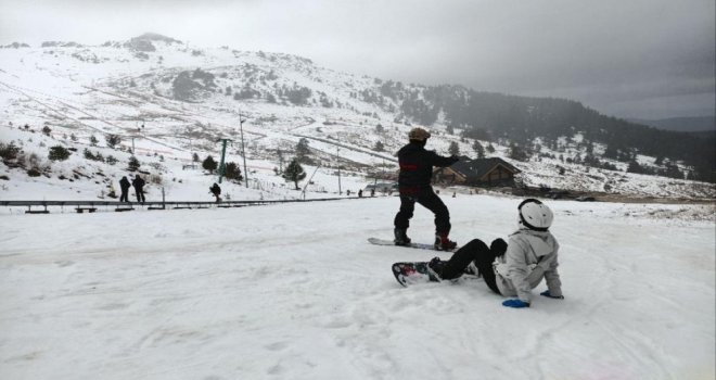Hafta sonunu fırsat bilen tatilciler soluğu Kartalkaya'da aldı