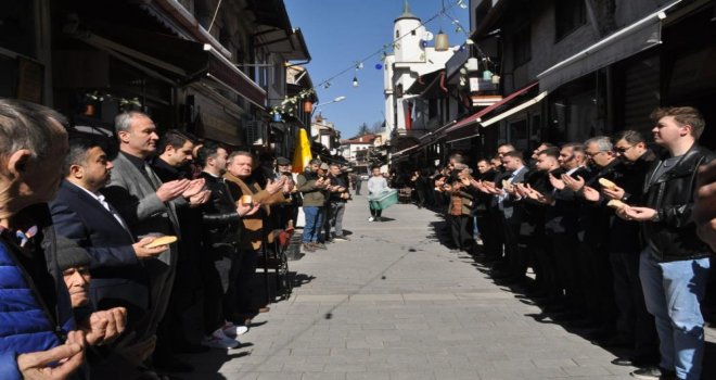 Her cuma dua vaktinde hayat duruyor..