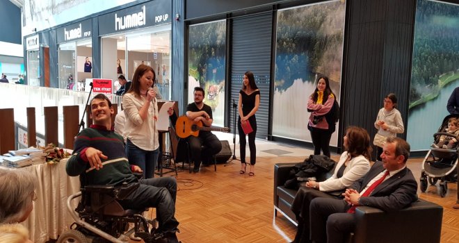 'Hey! Biz de Buradayız'ın imza gününe yoğun ilgi