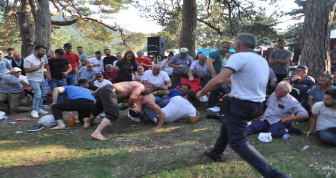 Heyecanın dorukta olduğu güreşte, yanlışlıkla seyircinin bacağını tutarak yere serdi