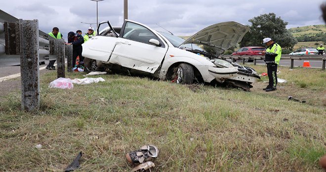 Hurdaya dönen otomobildeki anne ve kızı kalp masajıyla hayata döndü