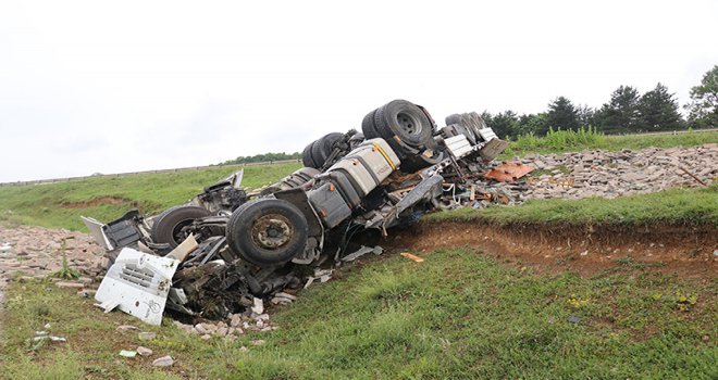 Hurdaya dönen tırın sürücüsü yara almadan kurtuldu