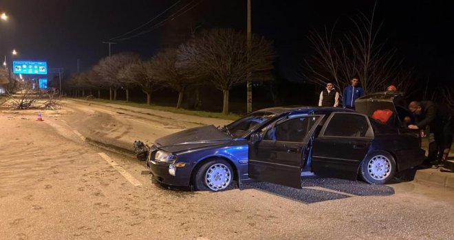 İki ağacı kökünden söken otomobil, karşı şeride uçtu