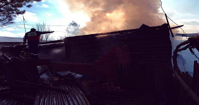İki ahşap ev ve bir ahır yangında kullanılmaz hale geldi