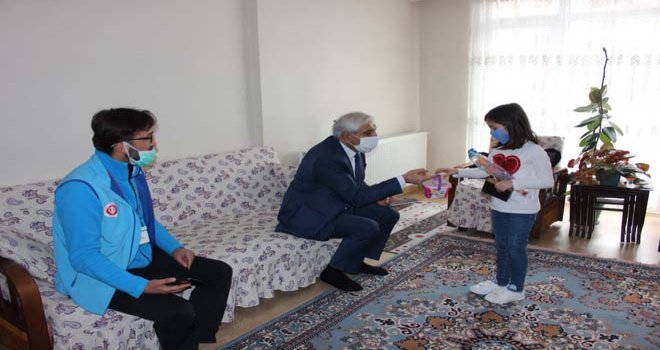 İki kız kardeş harçlıklarını Milli Dayanışma Kampanyası'na bağışladı