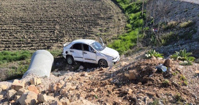 Kamyonla çarpışan otomobil, şarampole yuvarlandı: 1 yaralı.....