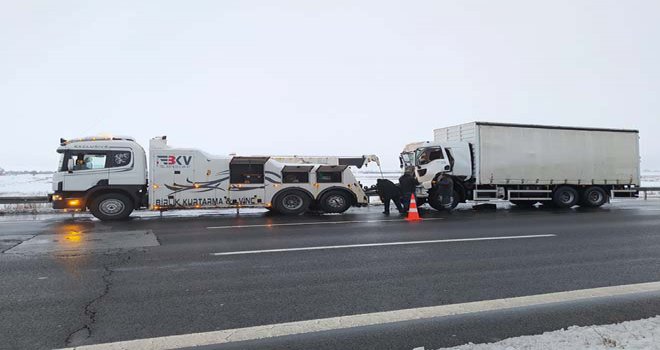 Kamyonun sürücüsü olay yerinde hayatını kaybetti
