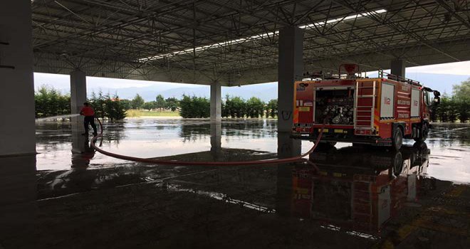 Kapalı semt pazarları tazyikli suyla yıkanıyor