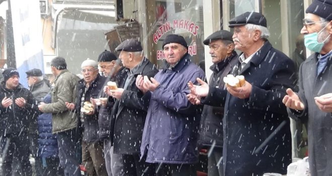 Kar yağışına rağmen esnaf geleneği bozmadı....