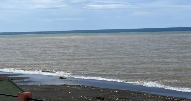 Karadeniz’in rengi değişti, görüntü şaşkına çevirdi
