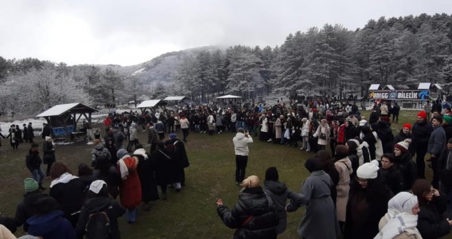 Karlar altında hamsi festivali: 2 ton hamsi tükettiler...