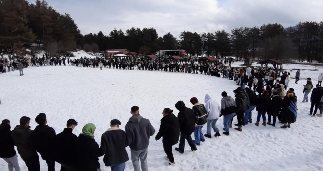 Karlar altında hamsi ve horon keyfi....