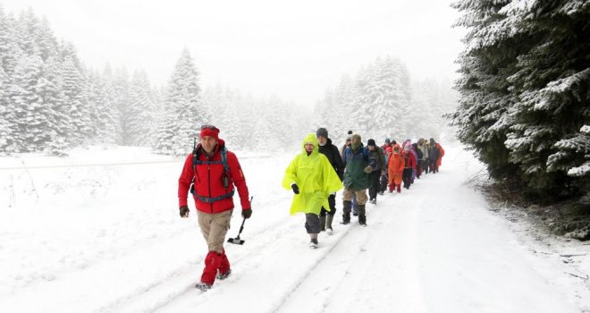 Karlı havaya rağmen 15 kilometre yürüdüler.....